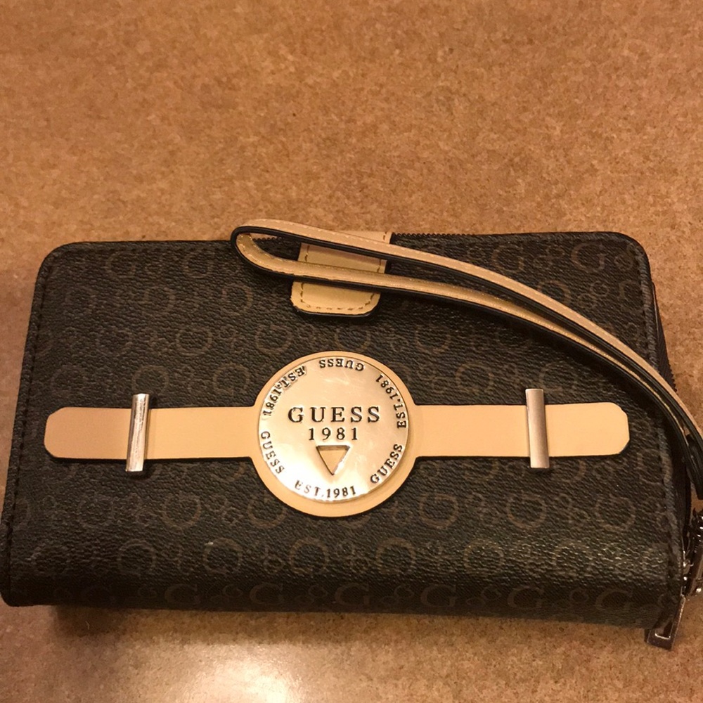 Guess wristlet